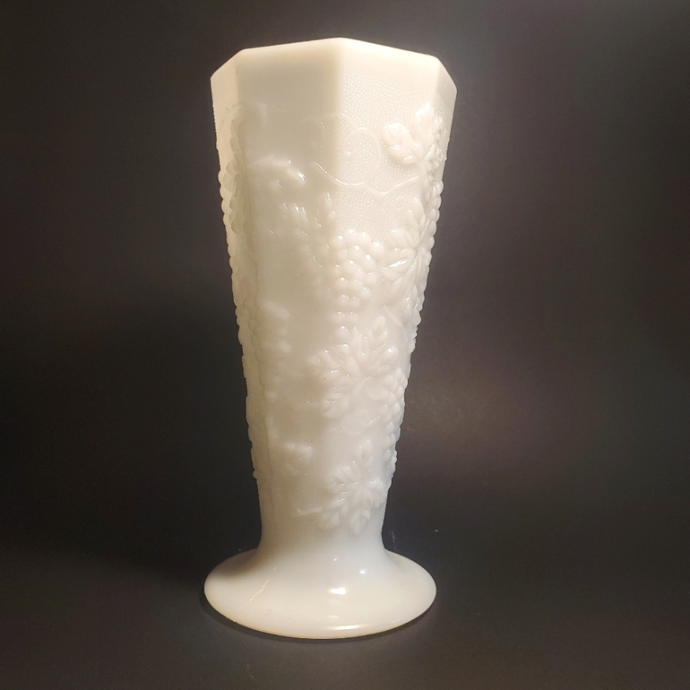 VINTAGE Anchor Hocking Milk Glass Vase with Harvest Pattern and Grape Vines EUC